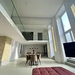 Loft With Pool Table, Kitchen Island & Gallery Lejlighed
