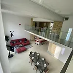 Loft With Pool Table, Kitchen Island & Gallery Lejlighed