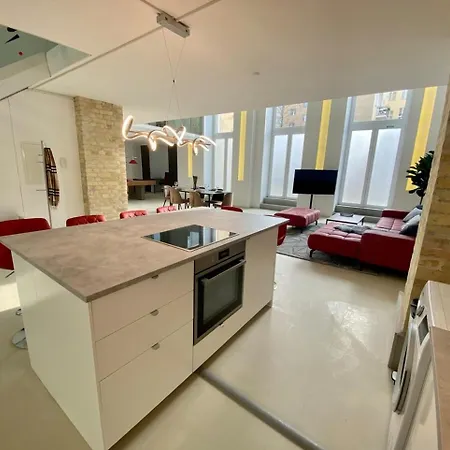 Loft With Pool Table, Kitchen Island & Gallery Berlijn