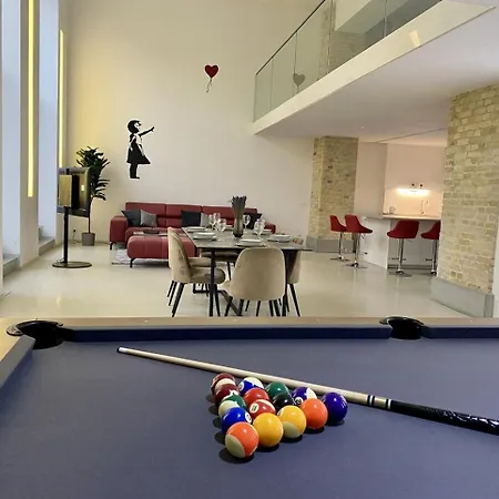 Loft With Pool Table, Kitchen Island & Gallery Appartement Berlijn