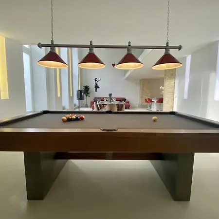 Loft With Pool Table, Kitchen Island & Gallery דירה