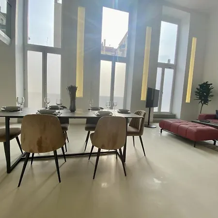 Loft With Pool Table, Kitchen Island & Gallery * ברלין