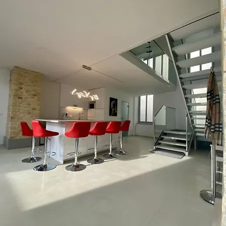 דירה Loft With Pool Table, Kitchen Island & Gallery ברלין