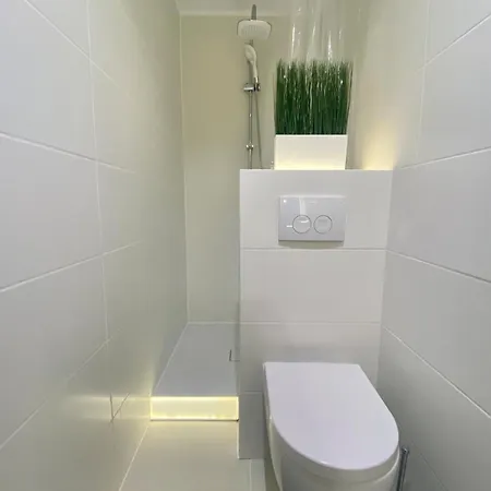 Loft With Pool Table, Kitchen Island & Gallery דירה