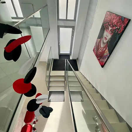 דירה Loft With Pool Table, Kitchen Island & Gallery