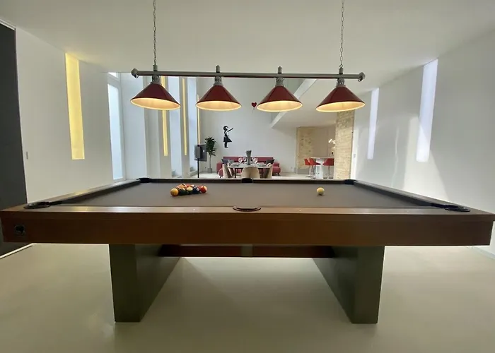 Loft With Pool Table, Kitchen Island & Gallery Apartamento