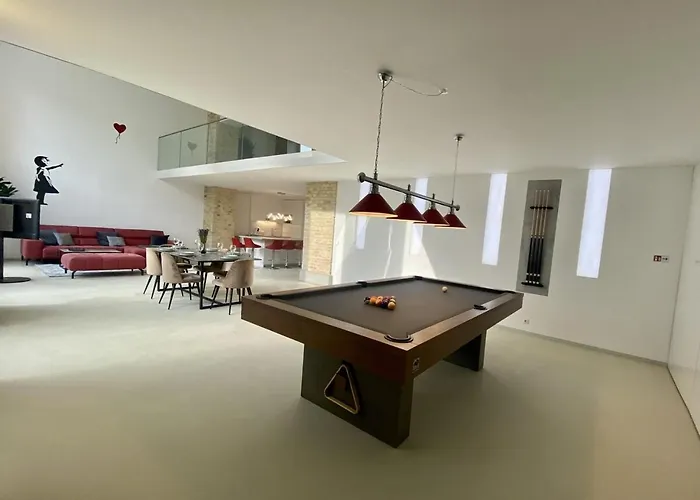 Apartman Loft With Pool Table, Kitchen Island & Gallery