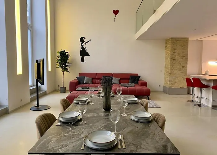 Apartman Loft With Pool Table, Kitchen Island & Gallery