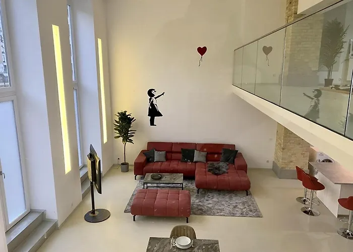 Loft With Pool Table, Kitchen Island & Gallery Berlín