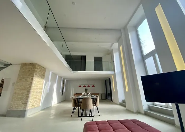 Loft With Pool Table, Kitchen Island & Gallery Apartman