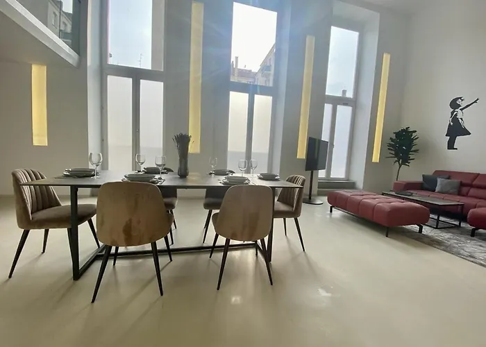 Loft With Pool Table, Kitchen Island & Gallery * Berlín