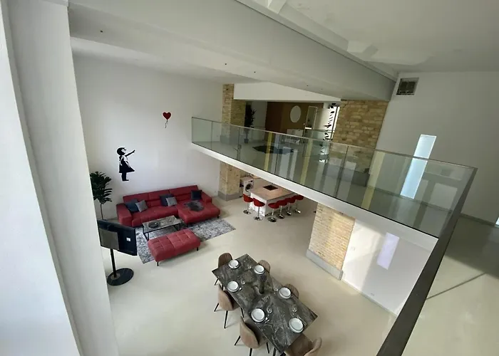 Loft With Pool Table, Kitchen Island & Gallery Apartman