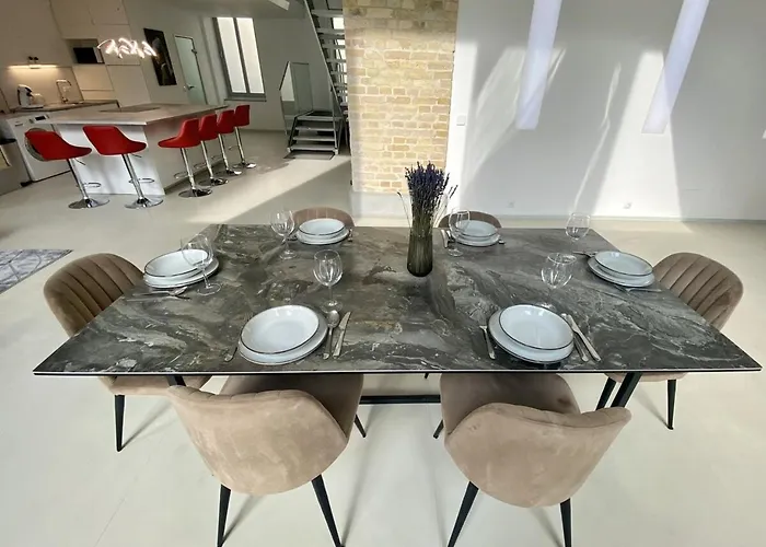 Apartman Loft With Pool Table, Kitchen Island & Gallery *