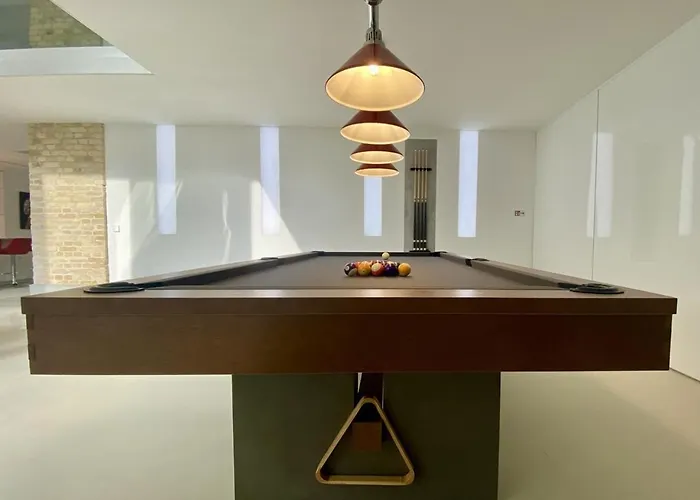 Loft With Pool Table, Kitchen Island & Gallery Berlín