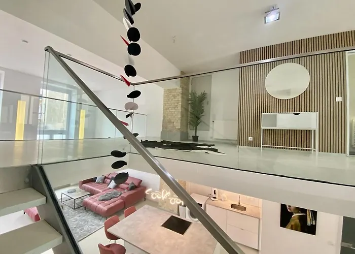 Loft With Pool Table, Kitchen Island & Gallery * Berlín