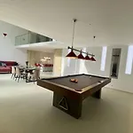 Daire Loft With Pool Table, Kitchen Island & Gallery