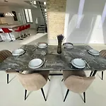 Daire Loft With Pool Table, Kitchen Island & Gallery *