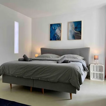 Loft With Pool Table, Kitchen Island & Gallery Daire Berlin